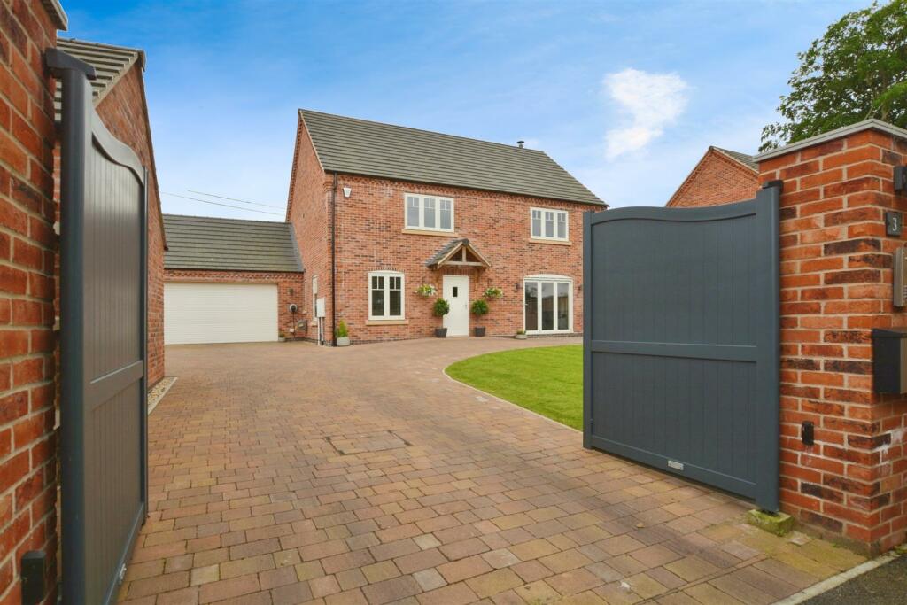 4 bedroom detached house for sale in Bowling Green Lane, Broughton, DN20