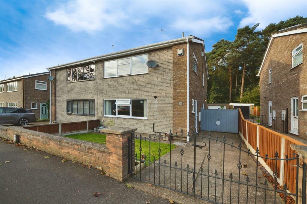 3 bedroom semidetached house for sale in Weymouth Crescent, Scunthorpe, DN17