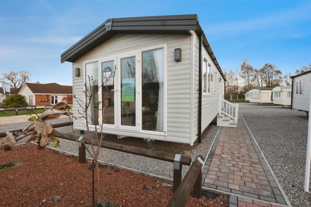 Main image of property: 7 Lakes Country Park, Ealand, Scunthorpe