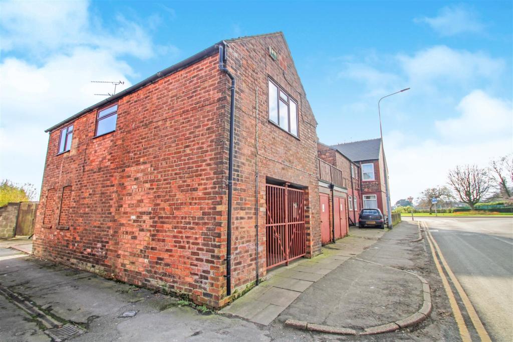 6 bedroom semidetached house for sale in Ashby Road, Scunthorpe, DN16