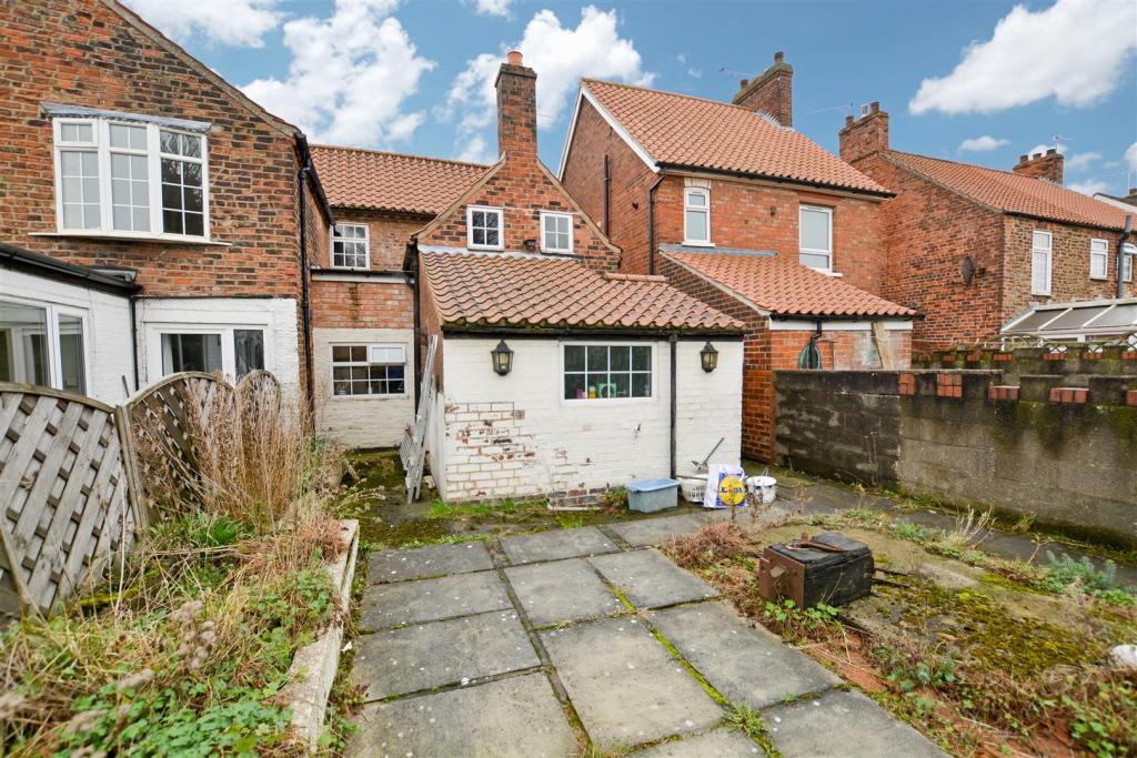 3 bedroom semidetached house for sale in Old Crosby, Scunthorpe, DN15