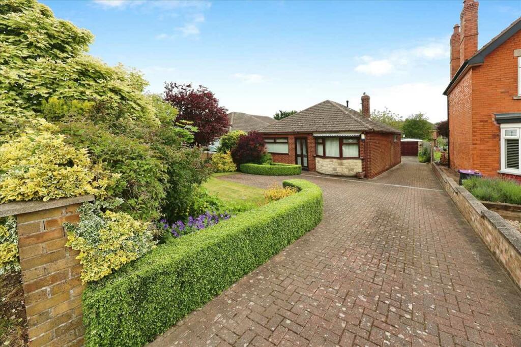 3 bedroom bungalow for sale in Grantham Road, Bracebridge Heath, LN4