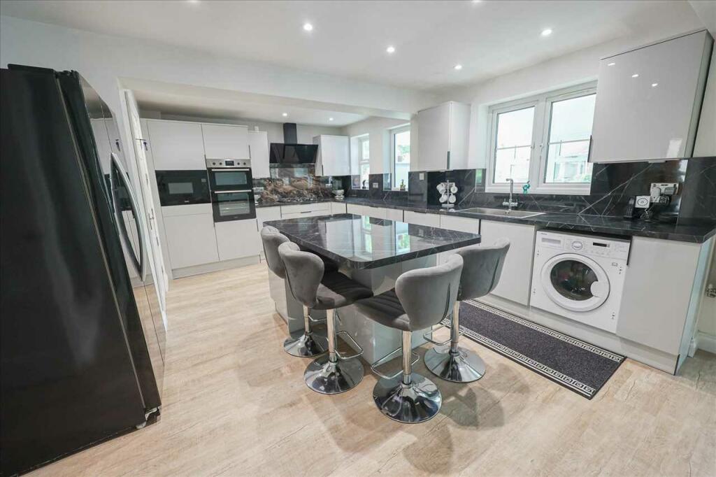5 bedroom detached house for sale in Sycamore Crescent, Lincoln, LN6