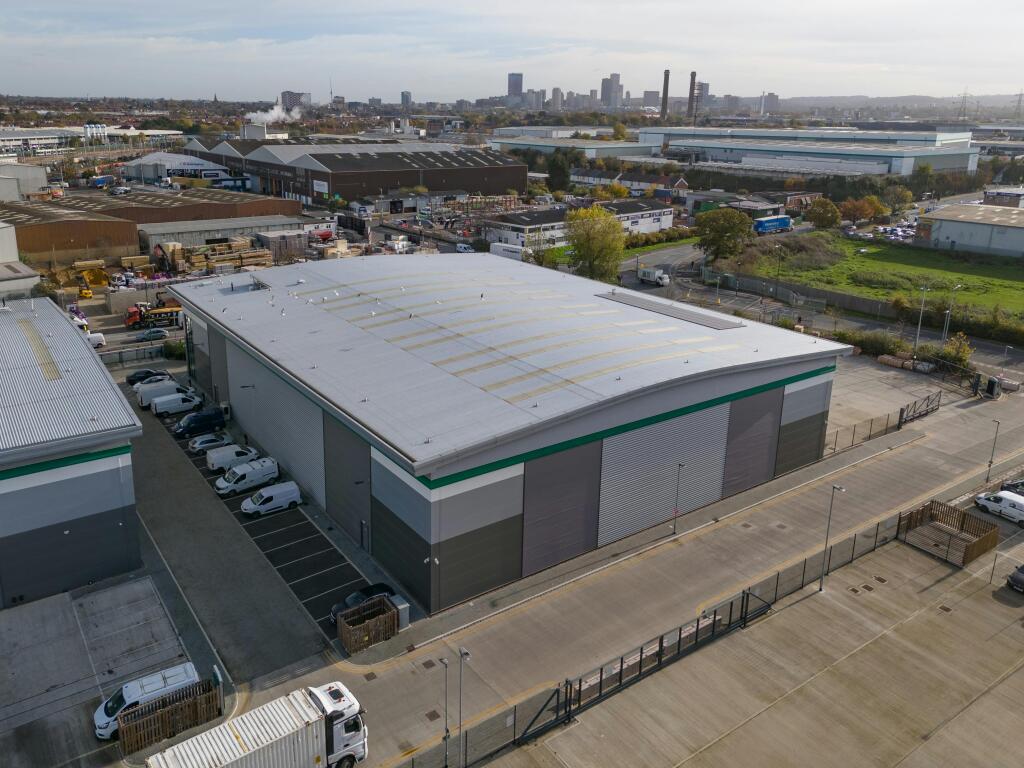 DC1 Everest Logistics Park Croydon 067.jpg