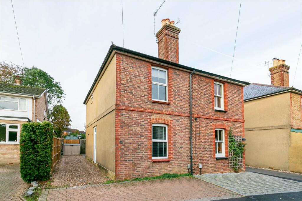 3 bedroom semidetached house for sale in Willow Lane, Boxgrove, GU1