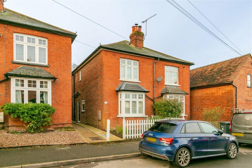 3 bedroom semidetached house for sale in Down Road, Merrow, GU1