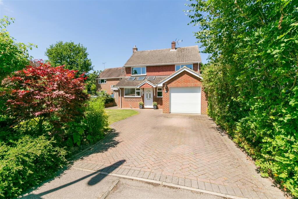 4 bedroom detached house for sale in Merrow Woods, Guildford, GU1 2LQ, GU1