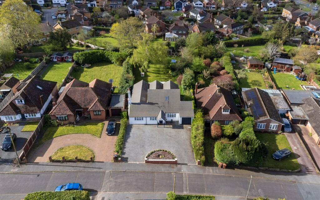 4 bedroom chalet for sale in Mead Way, Burpham, GU4
