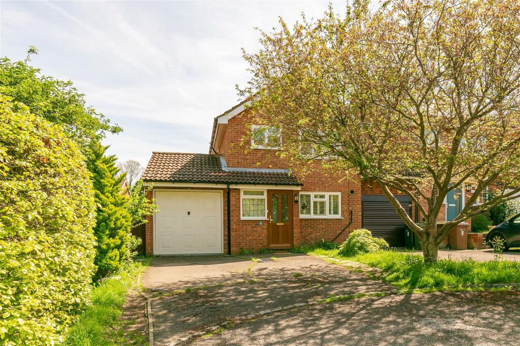 3 bedroom link detached house for sale in Greenside Close, Merrow Park, GU4