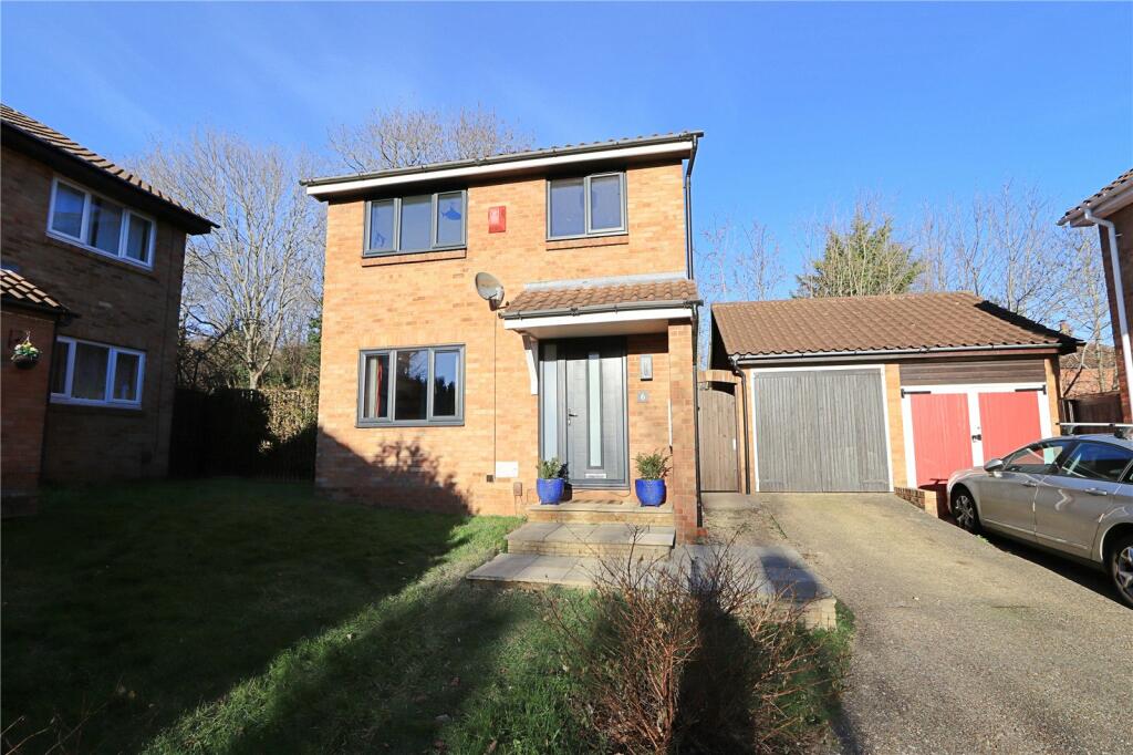 3 bedroom detached house for sale in Develin Close, Neath Hill, Milton