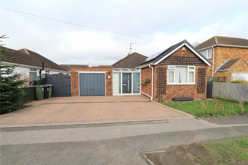 3 bedroom bungalow for sale in Linford Avenue, Newport Pagnell, Buckinghamshire, MK16