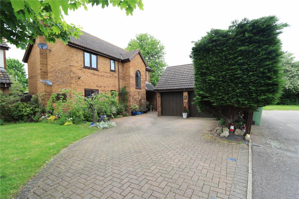 4 bedroom detached house for sale in Tabard Gardens, Newport Pagnell