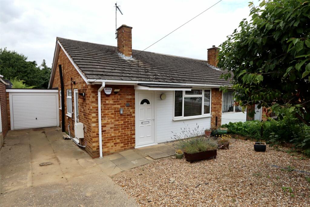 2 bedroom bungalow for sale in Cromwell Avenue, Newport Pagnell