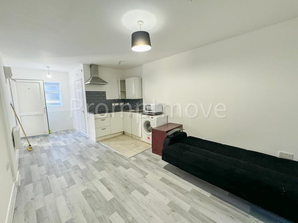 Studio flat for rent in Leagrave Road Luton LU4 8HX, LU4
