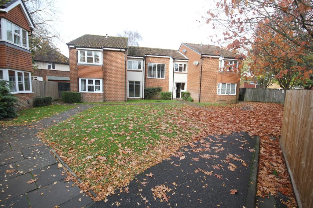 Studio flat for sale in Heatherwood Drive, Hayes, UB4