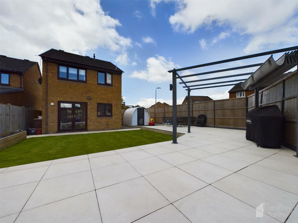 3 bedroom detached house for sale in Boxfield Green, Chells Manor