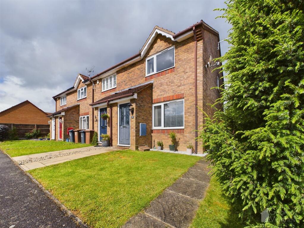 2 bedroom semidetached house for sale in Knights Templars Green