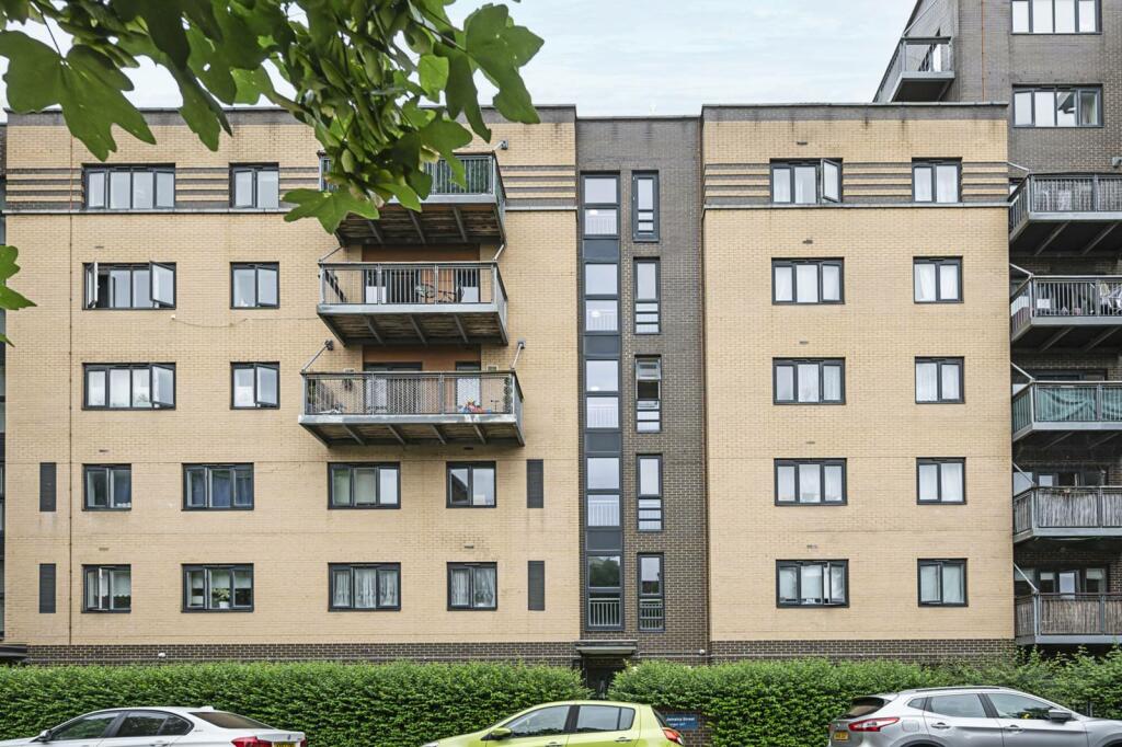 3 bedroom flat for sale in Jamaica Street, Stepney, London, E1