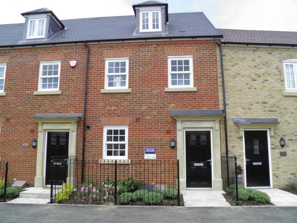 3 bedroom terraced house for rent in Greenkeepers Road, Bedford, Bedfordshire, MK40