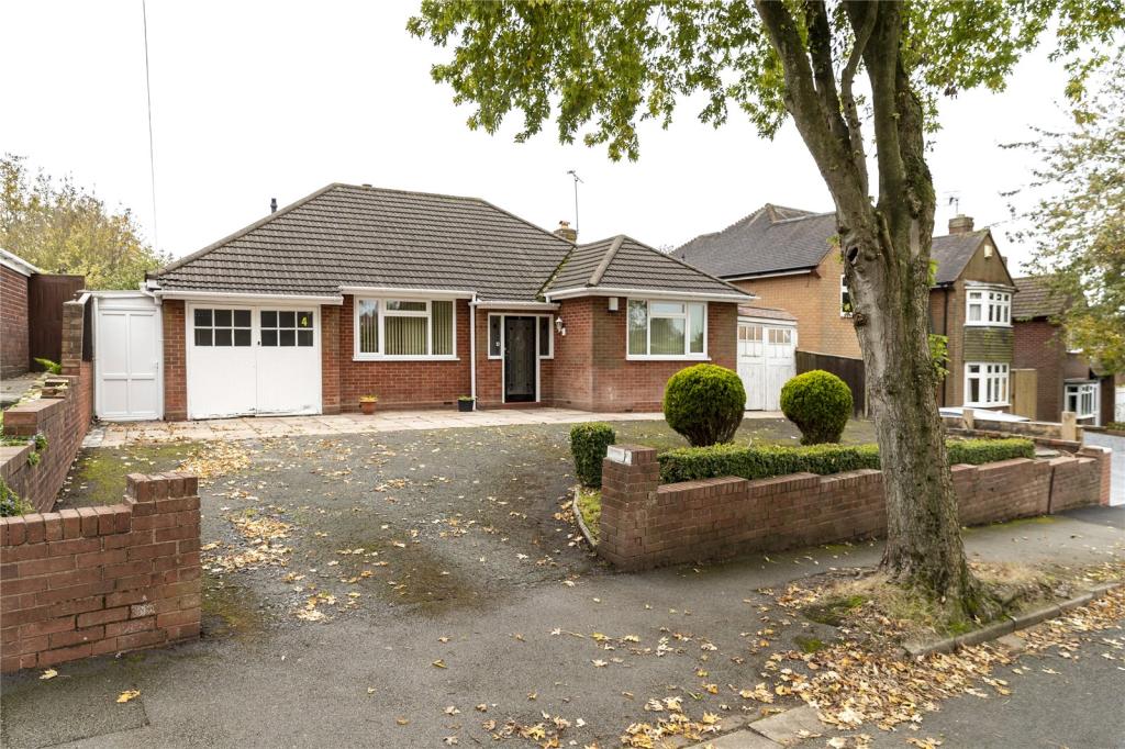 2 bedroom bungalow for sale in Vauxhall Gardens, Dudley, West Midlands, DY2