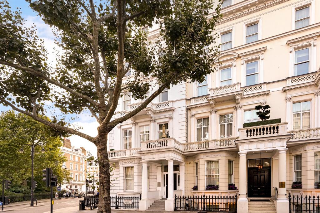 2 bedroom flat for sale in Queens Gate, South Kensington, London, SW7