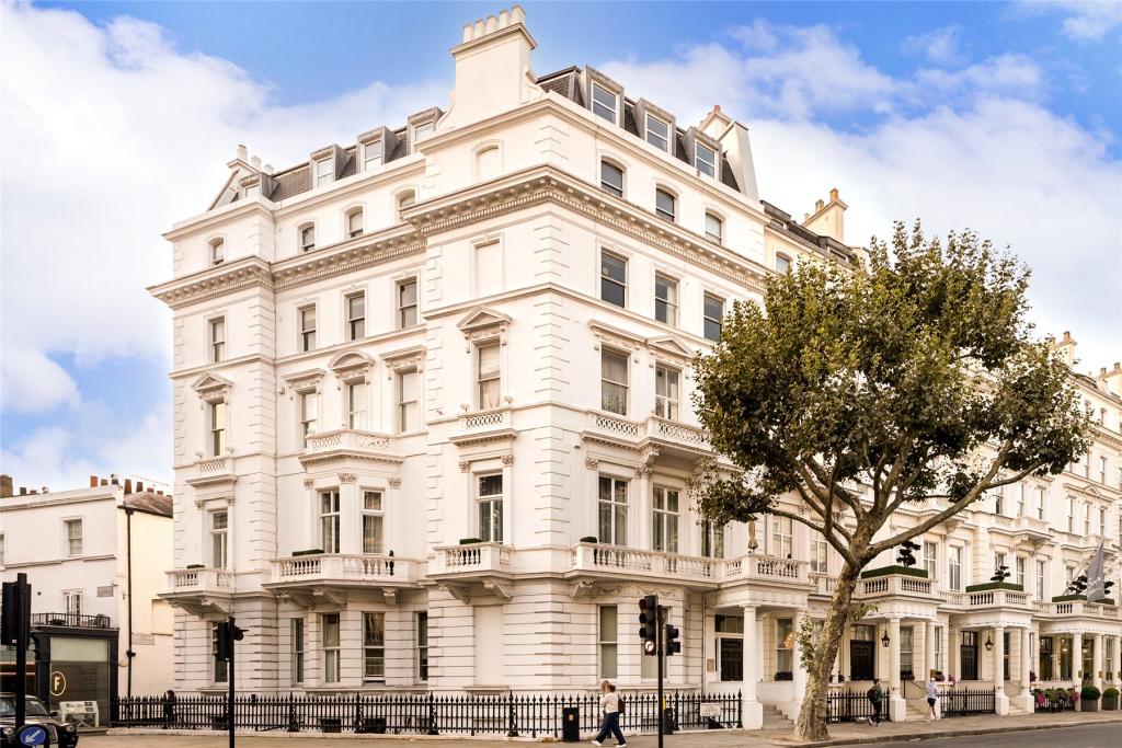 2 bedroom flat for sale in Queens Gate, South Kensington, London, SW7