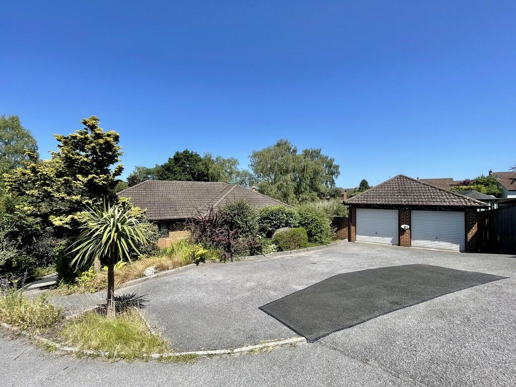 4 bedroom detached bungalow for sale in Merriefield Avenue, Broadstone