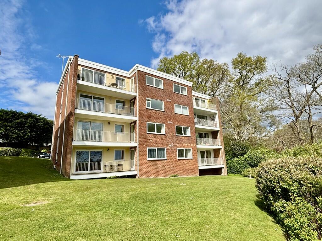 2 bedroom ground floor flat for sale in Wallace Road, Broadstone, BH18