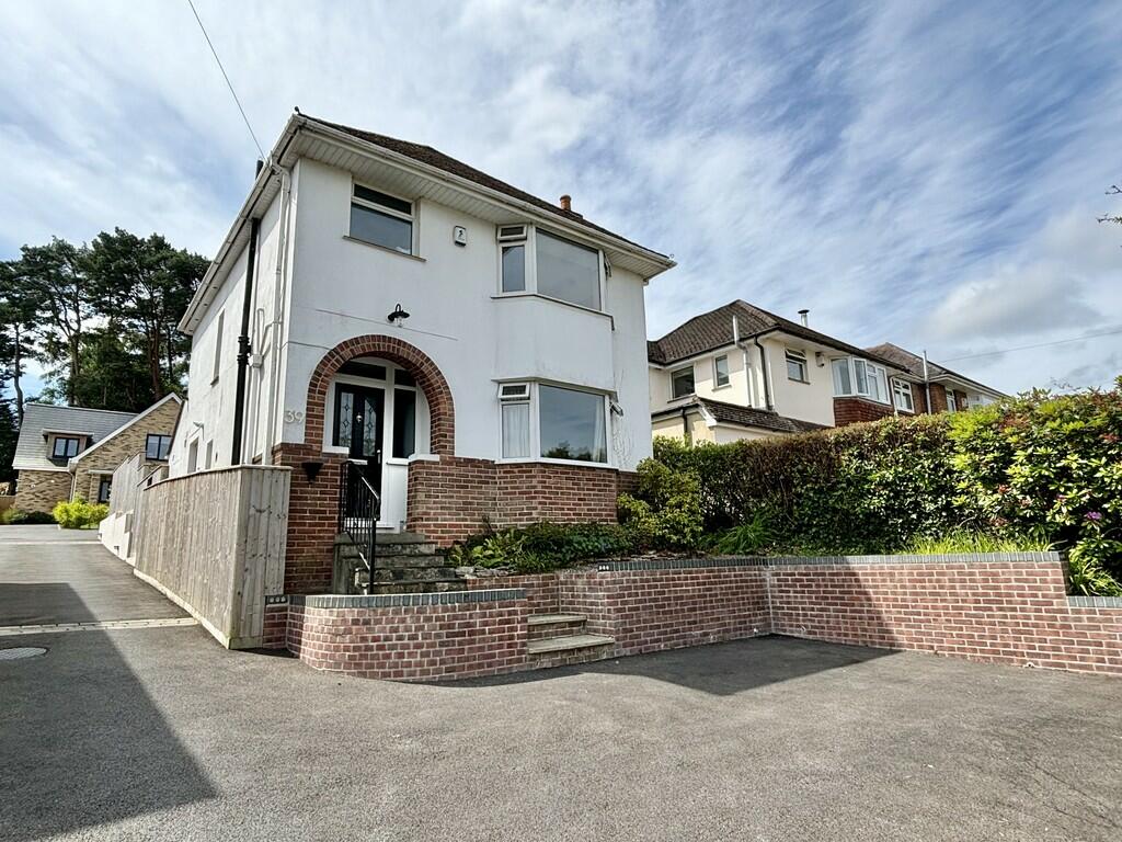 3 bedroom detached house for sale in Abbotsbury Road, Broadstone, BH18