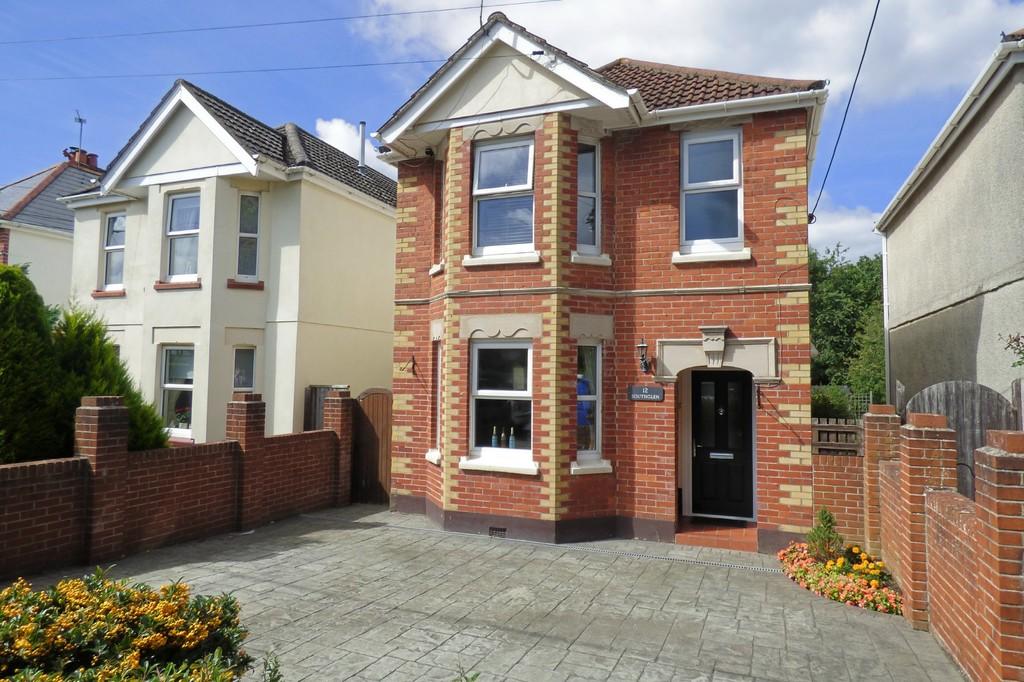 4 bedroom detached house for sale in Clarendon Road, Broadstone, BH18