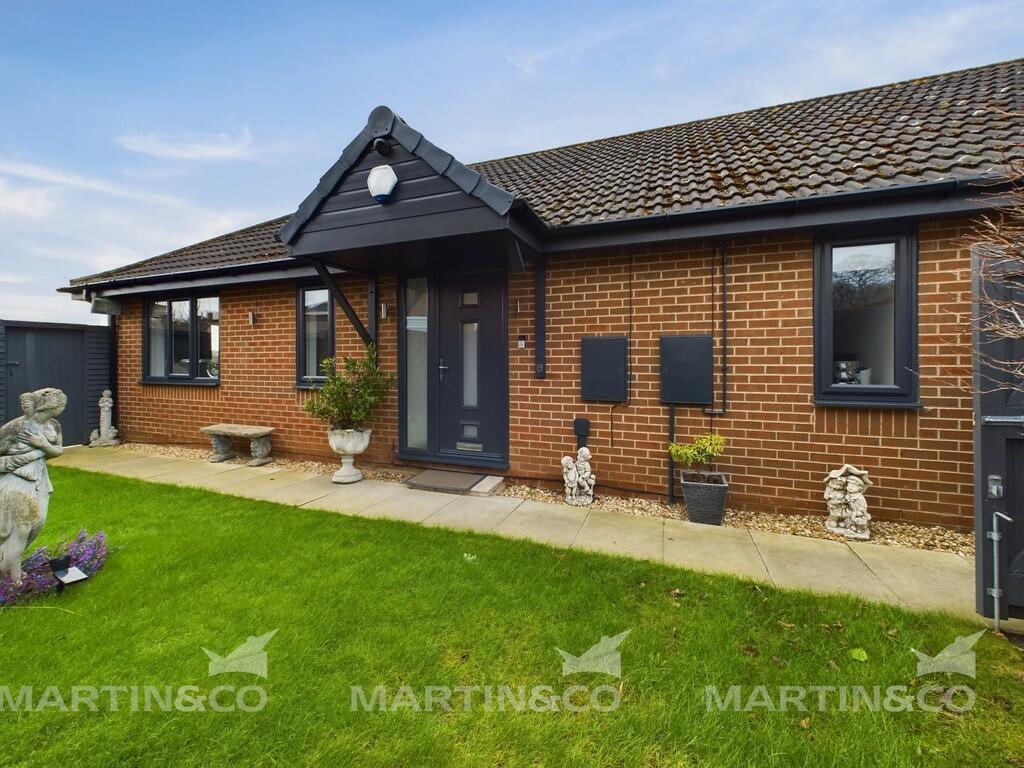 3 bedroom detached bungalow for sale in Farm Grange , Balby, DN4