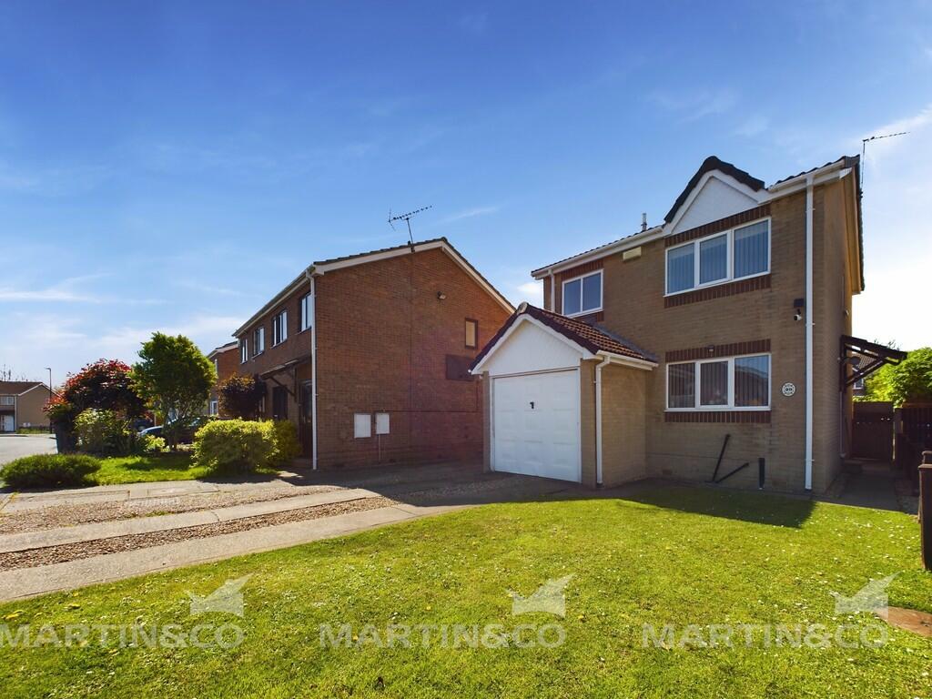 3 bedroom detached house for sale in Crossfield Drive , Skellow, DN6