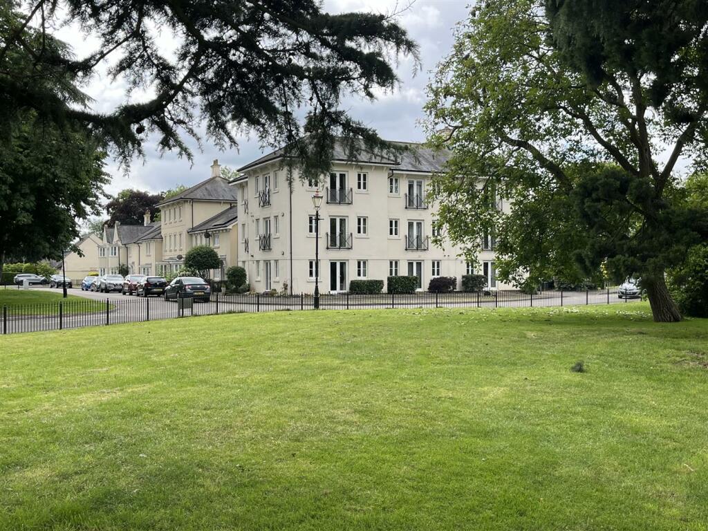 2 bedroom flat for sale in Campriano Drive, Emscote Lawns, Warwick, CV34