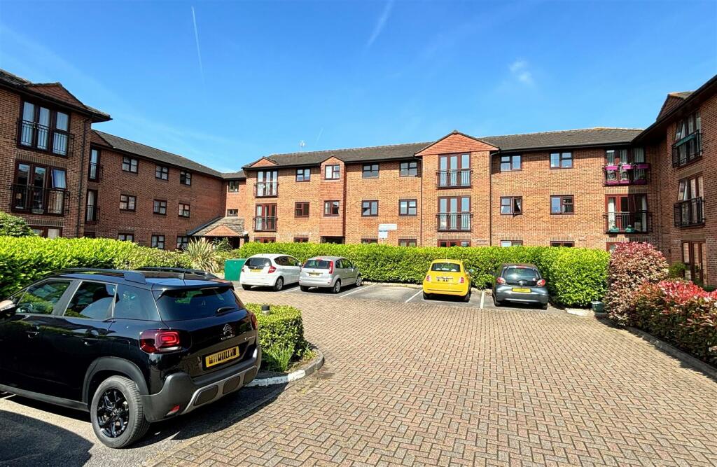 1 bedroom retirement property for sale in St. Road, Addlestone