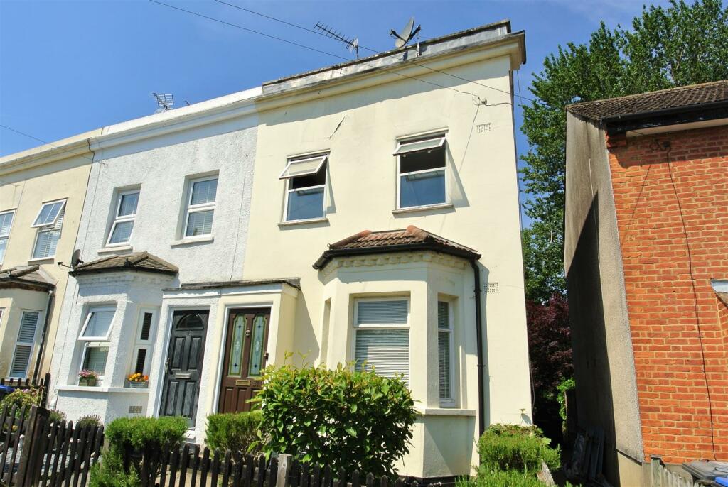 2 bedroom end of terrace house for sale in Chapel Park Road, Addlestone