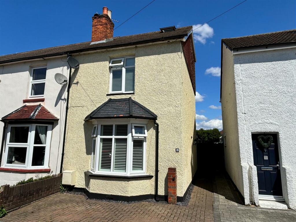 3 bedroom end of terrace house for sale in Victoria Road, Addlestone, KT15