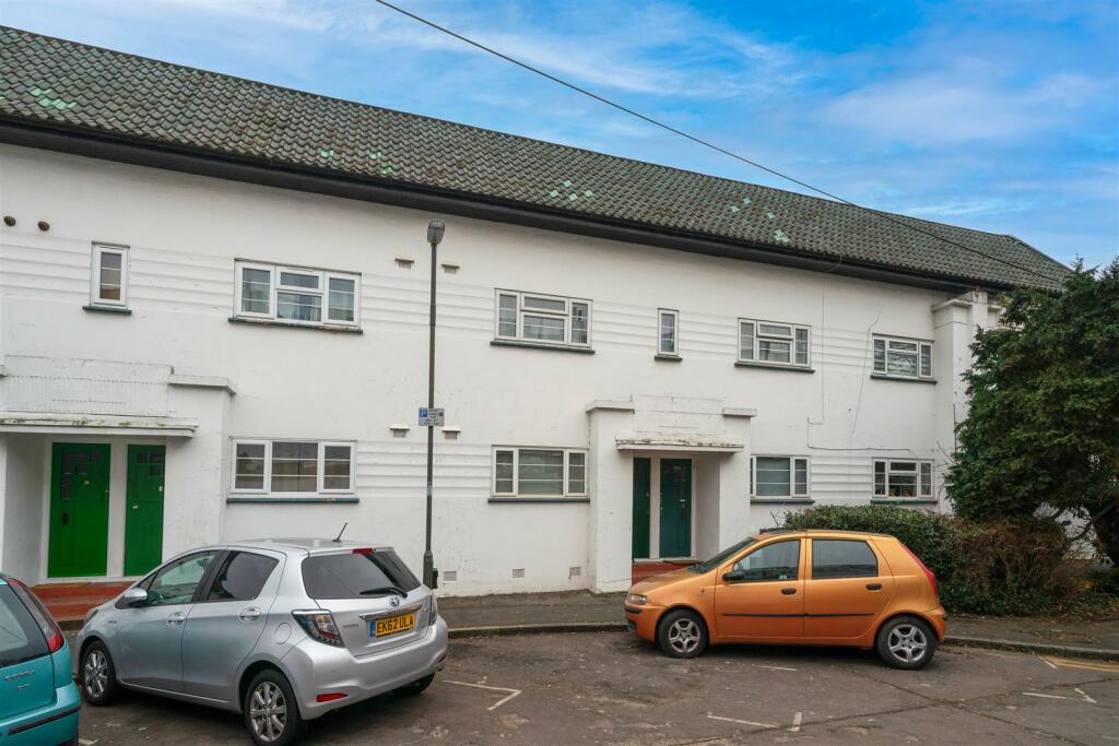 2 bedroom maisonette for sale in Morden Court, Morden, SM4