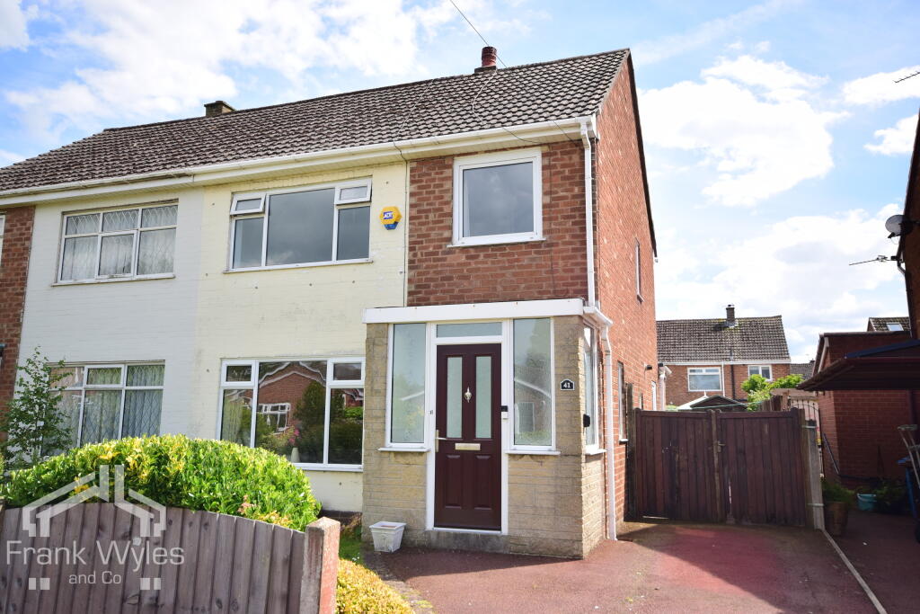 3 bedroom semidetached house for sale in Douglas Drive, Freckleton, PR4
