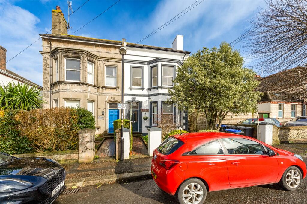 Studio flat for sale in Oxford Road, Worthing, West Sussex, BN11