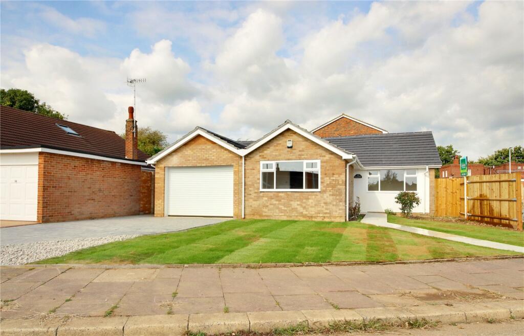 3 bedroom bungalow for sale in Hawthorn Road, Worthing, West Sussex, BN14
