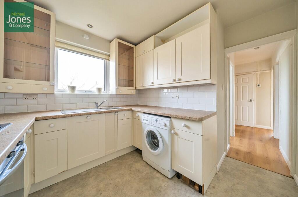 2 bedroom flat for rent in Loxwood Avenue, Worthing, West Sussex, BN14