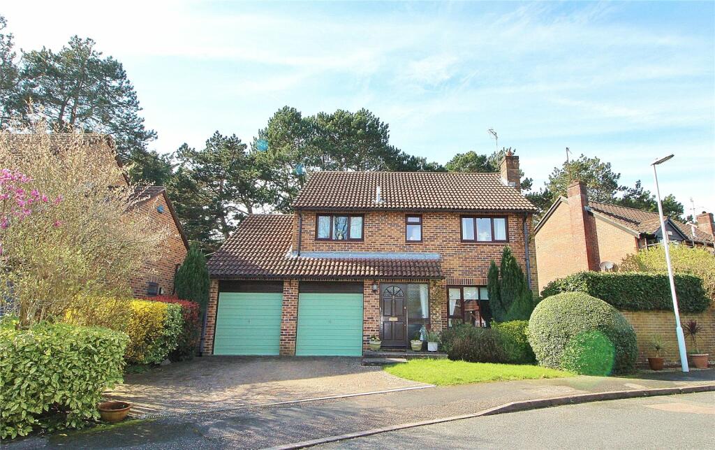 4 bedroom detached house for sale in Prince William Close, Findon Valley, Worthing, West Sussex, BN14