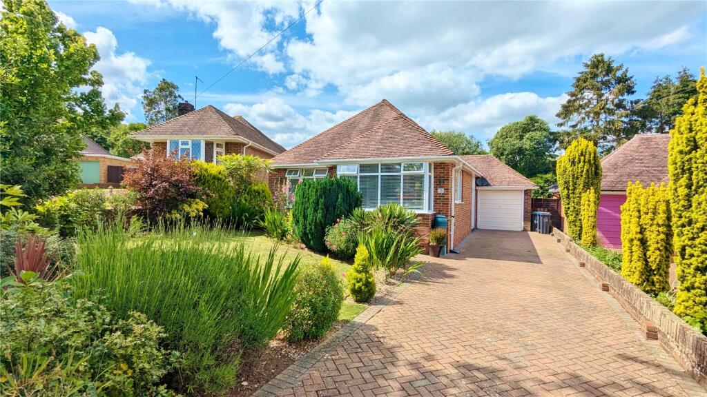 3 bedroom bungalow for sale in Franklands Close, Worthing, West Sussex, BN14