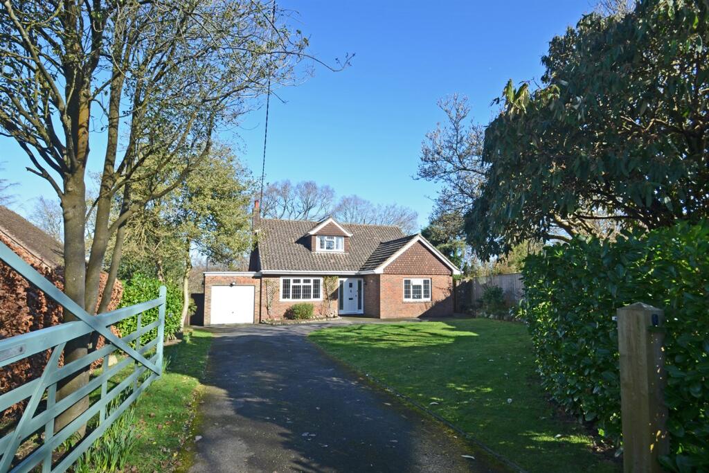3 bedroom detached house for sale in Harborough Drive, West Chiltington
