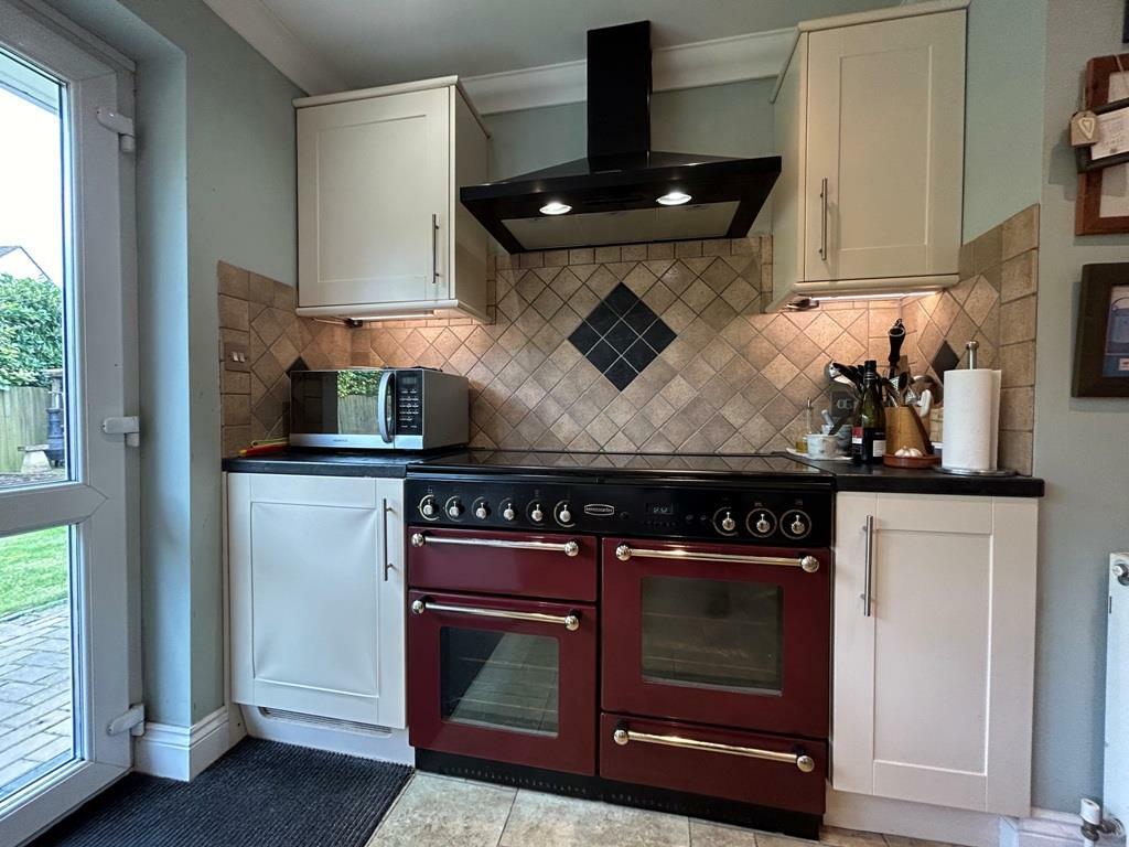 Additional property image - Camoise Close, Toppesfield