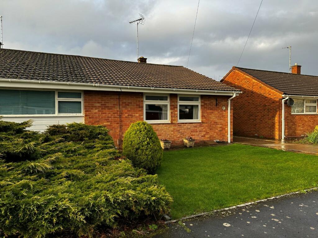 2 bedroom semidetached bungalow for sale in Kingscote Avenue