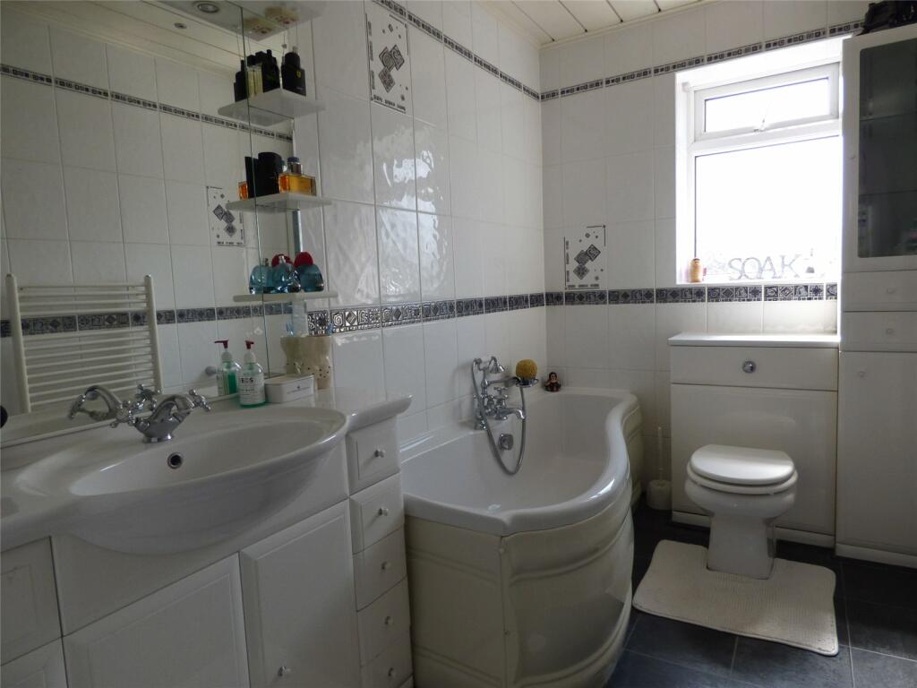 2 bedroom terraced house for sale in Queen Street, Hadfield, Glossop, SK13