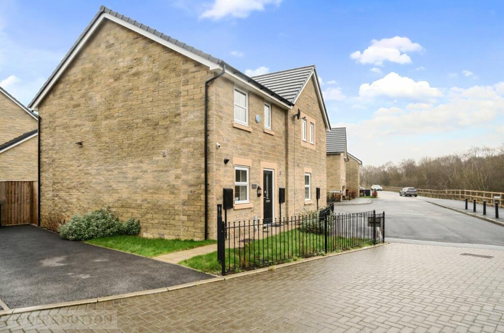 3 bedroom semidetached house for sale in Valehouse Way, Tintwistle
