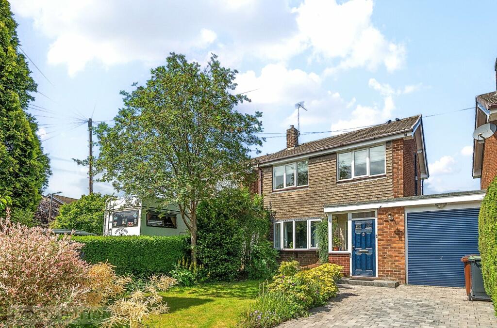 3 bedroom detached house for sale in Cotswold Close, Glossop