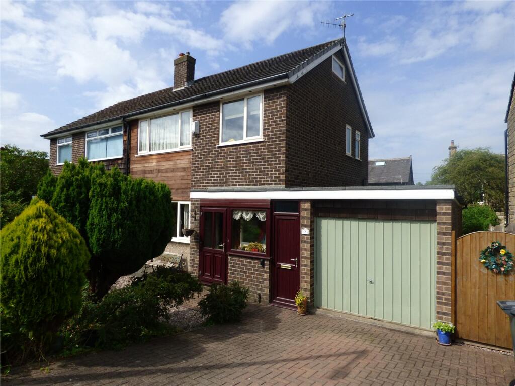 3 bedroom semidetached house for sale in Castle Street, Hadfield